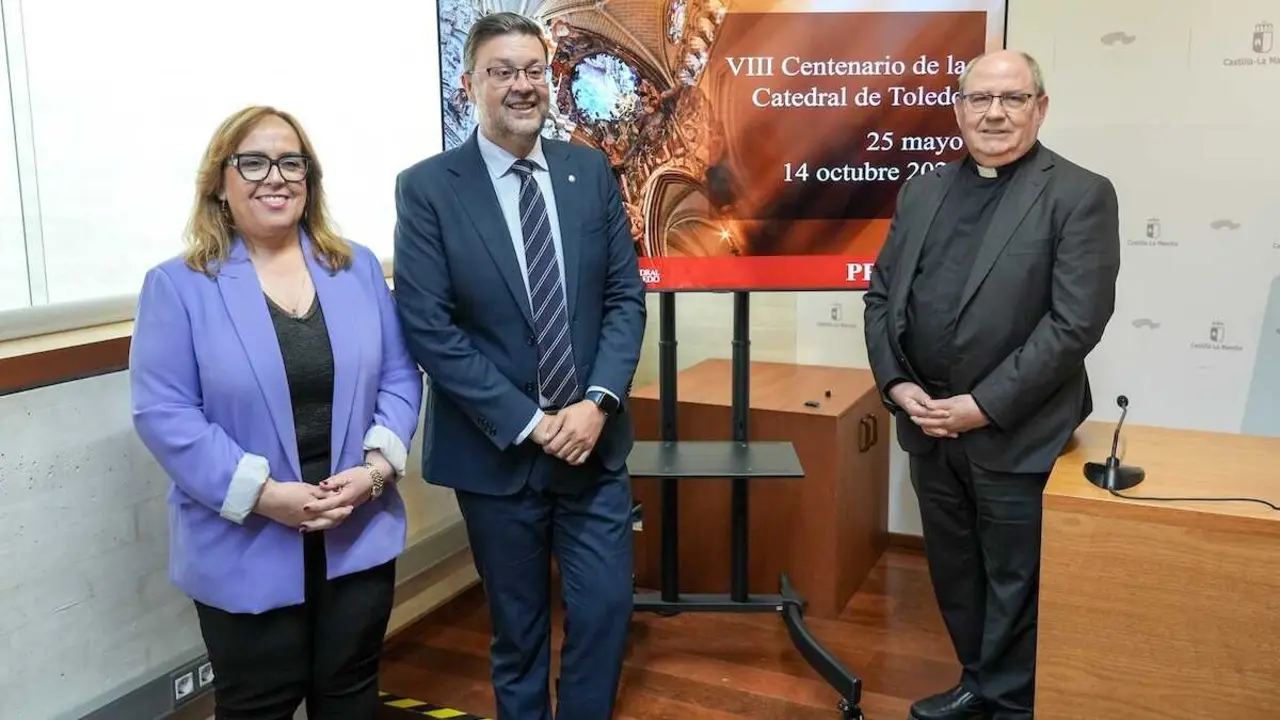 El consejero de Educaci&oacute;n, Cultura y Deportes, Amador Pastor, acompa&ntilde;ado del de&aacute;n de la Catedral, Jos&eacute; Pedro Gonz&aacute;lez; y la viceconsejera de Cultura y Deportes, Carmen Teresa Olmedo, presentan la exposici&oacute;n 'Primada. VIII Centenario Catedral de Toledo'.