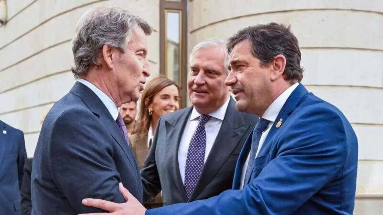 El alcalde de Ciudad Real (2d) y el presidente de la Diputaci&oacute;n de Ciudad Real saludan a Feij&oacute;o a su llegada al acto del PP Europeo en la ciudad capitalina - Archivo/EP