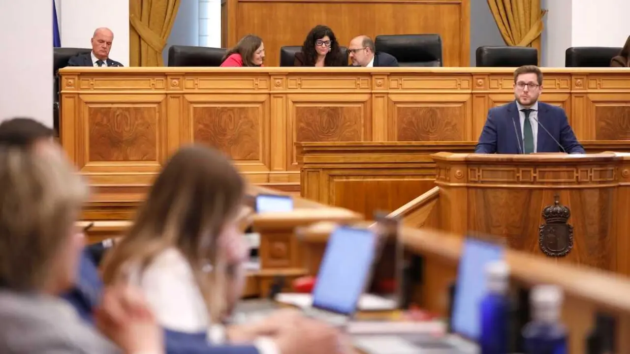 El consejero de Fomento de Castilla-La Mancha, Nacho Hernando, durante su intervenci&oacute;n este jueves en el Pleno de las Cortes regionales.
