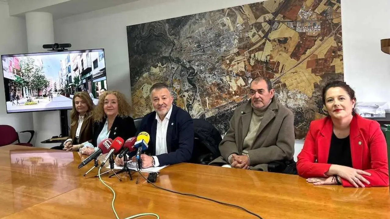 El alcalde de Cuenca, Dar&iacute;o Dolz, acompa&ntilde;ado del varios de los componentes de su equipo de gobierno, ha dado algunos de los detalles m&aacute;s destacados de la obra de Carreter&iacute;a.