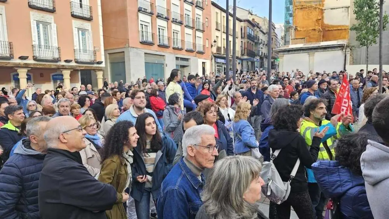 Unas 400 personas se concentran en Guadalajara contra la ampliaci&oacute;n de la zona azul prevista para el 18 de mayo y piden m&aacute;s plazas para residentes - EP