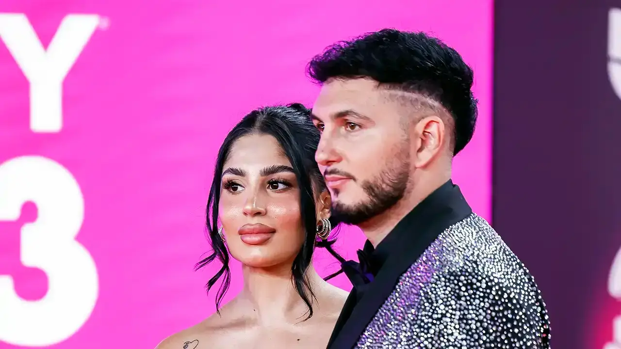 En la imagen de archivo Omar Montes junto a su novia Lola Romero