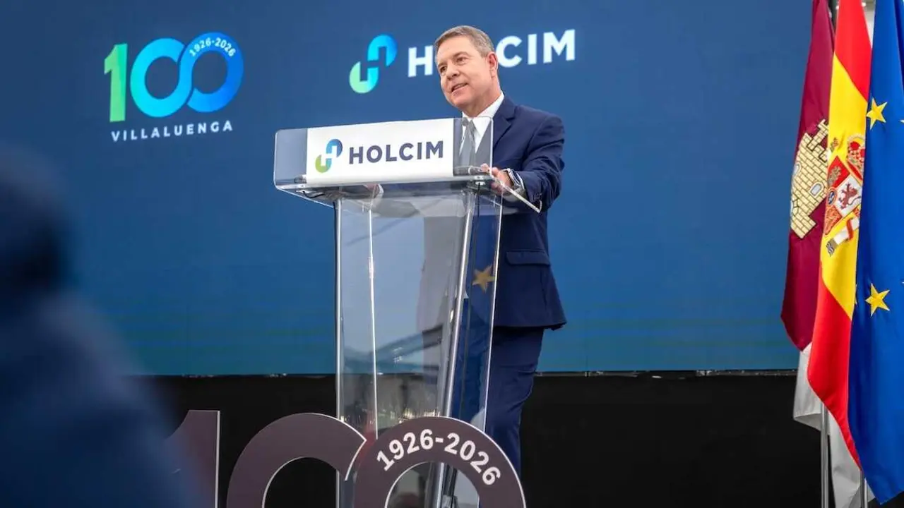 El presidente de Castilla-La Mancha, Emiliano Garc&iacute;a-Page, asiste al acto conmemorativo del centenario de la f&aacute;brica de &acute;Holcim&acute; en Villaluenga de la Sagra (Toledo)