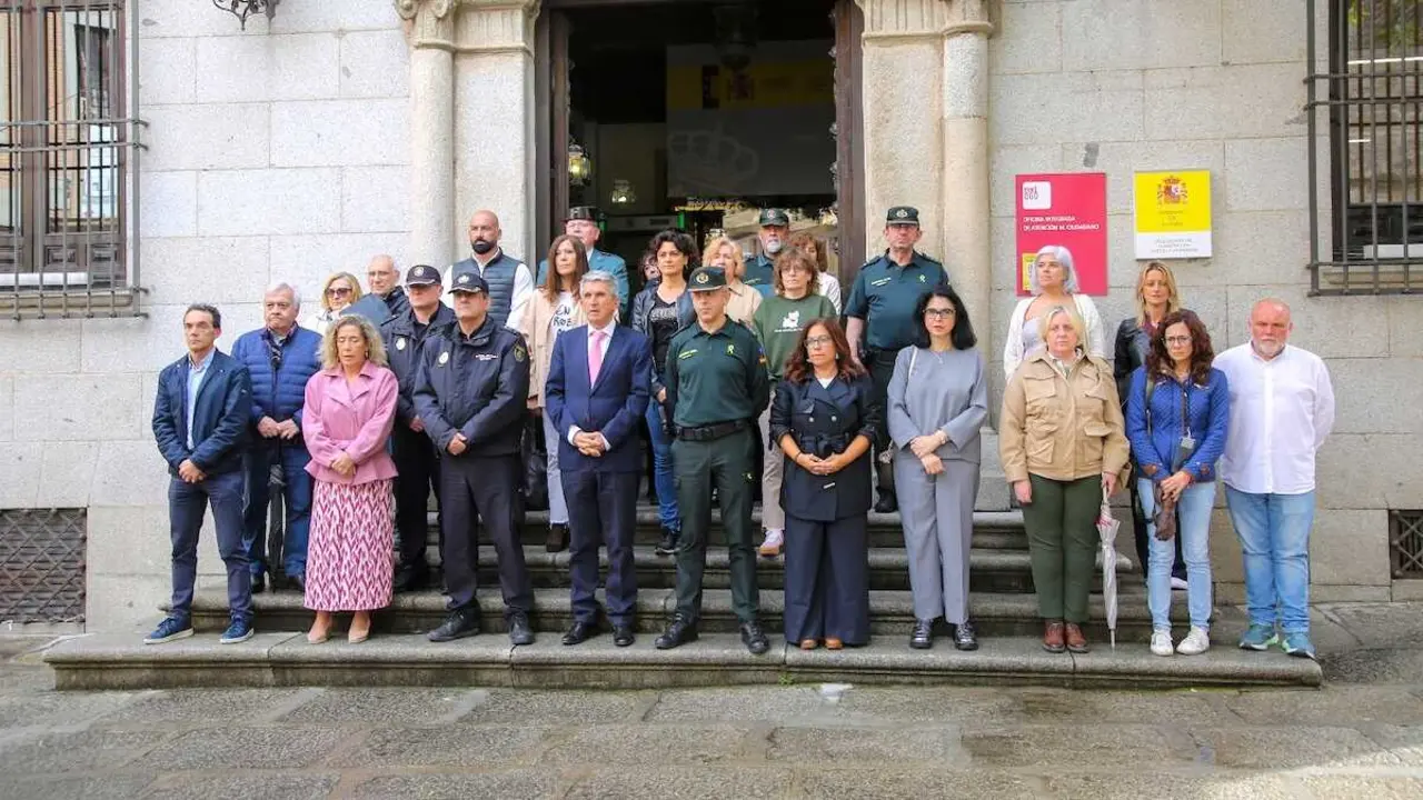 La Delegaci&oacute;n del Gobierno en Castilla-La Mancha ha guardado este viernes un minuto de silencio en su sede de Toledo en memoria de las dos &uacute;ltimas v&iacute;ctimas de violencia de g&eacute;nero confirmadas en Espa&ntilde;a.