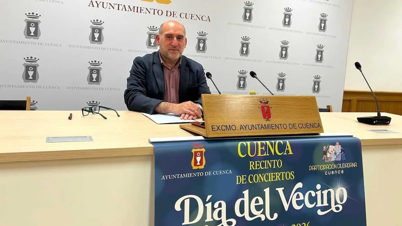 El concejal de Festejos del Ayuntamiento de Cuenca, Alberto Castellano, ha presentado en rueda de prensa las actividades del D&iacute;a del Vecino