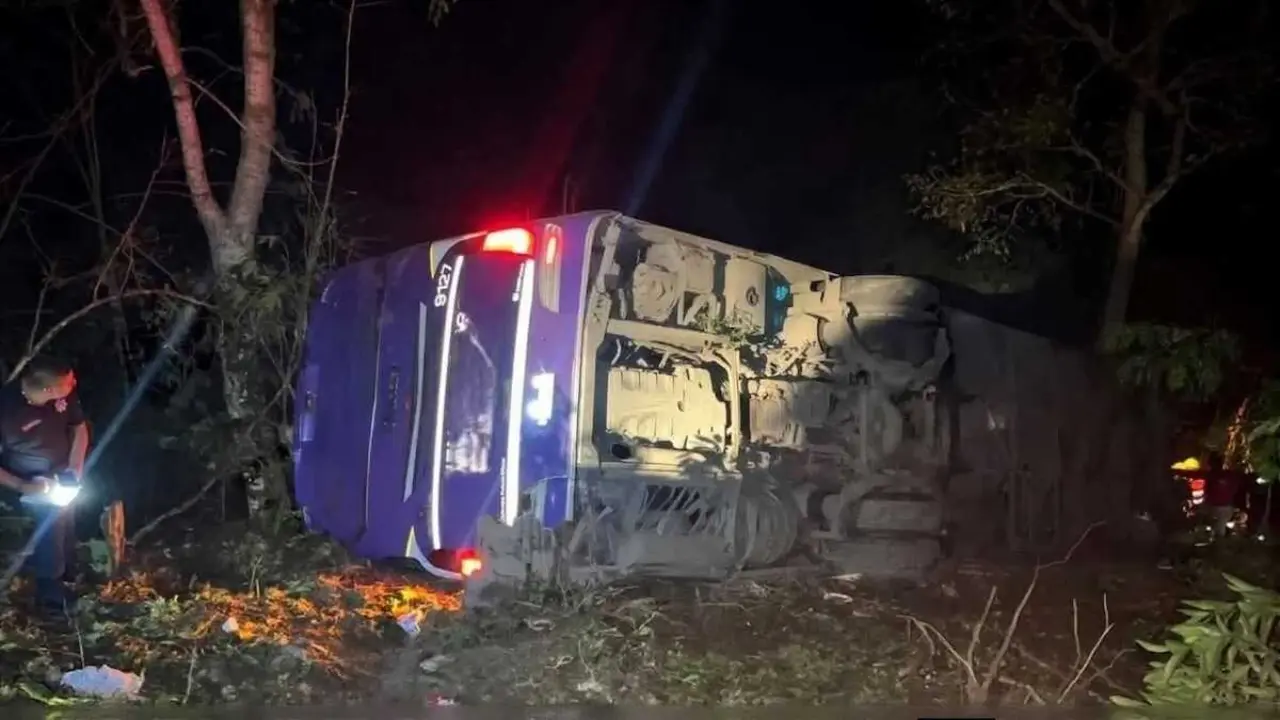 Imagen de archivo de un atub&uacute;s accidentado tras salirse de la v&iacute;a y caer por un barranco