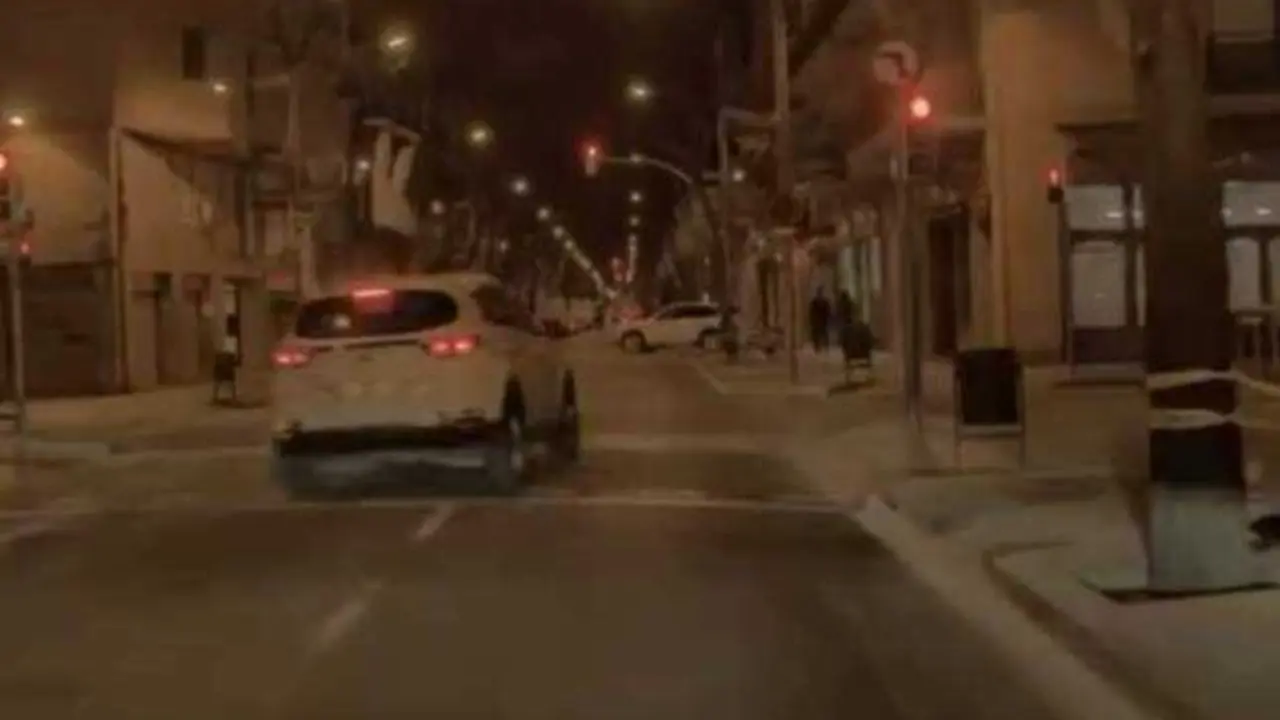 VIDEO. Un coche atropella a un motorista parado y lo lanza por los aires