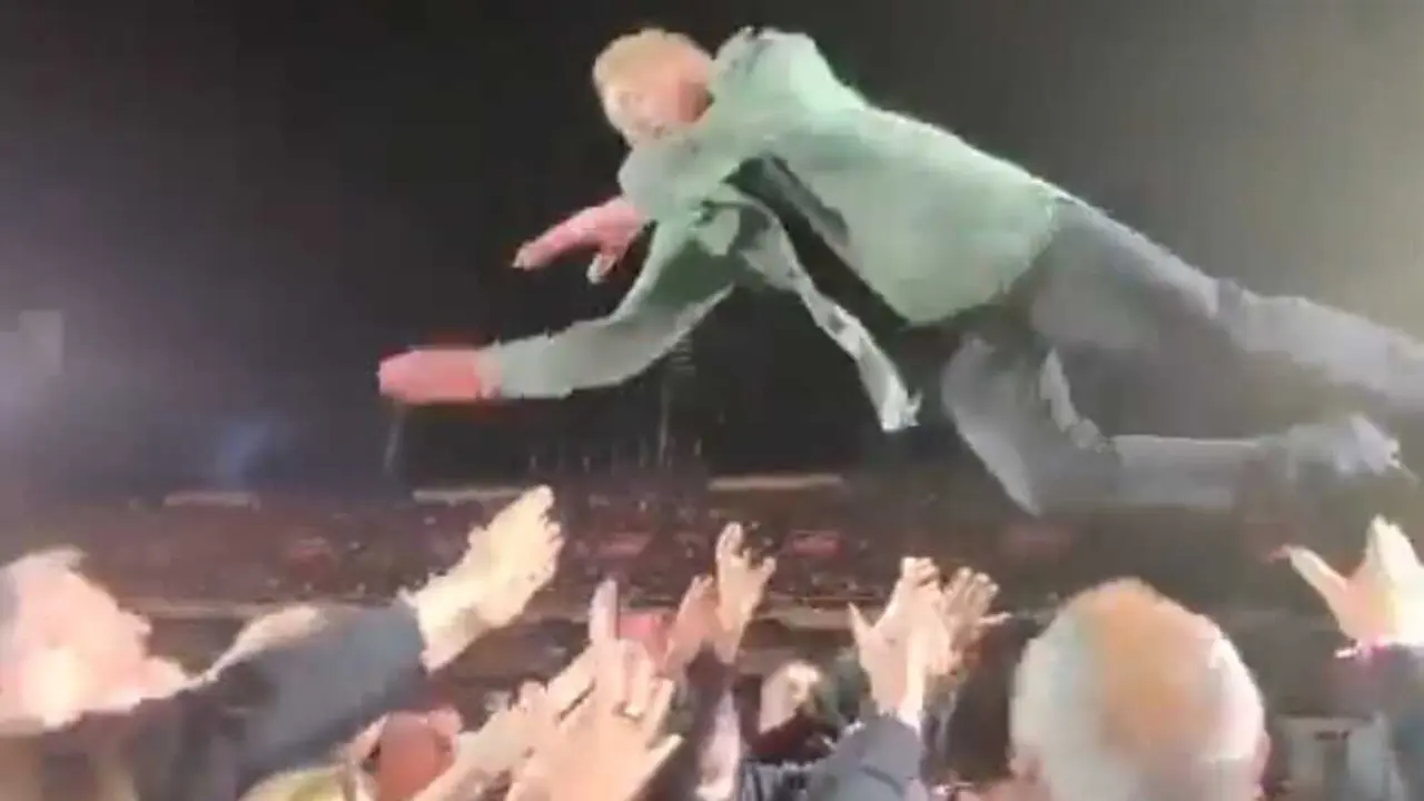 VIDEO. Manolo Garc&iacute;a se lanza al p&uacute;blico y acaba estrellado contra el suelo