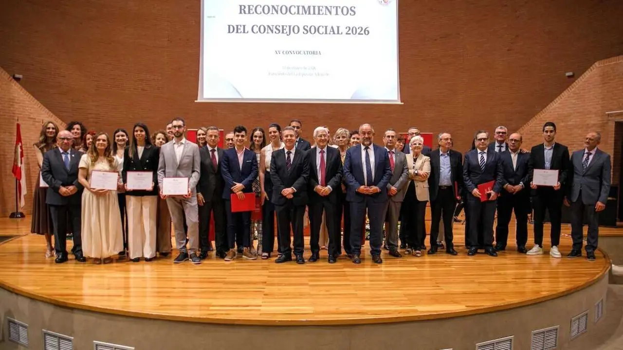 Imagen de familia del acto de entrega de los premios correspondientes a la XV convocatoria de los Reconocimientos del Consejo Social de la UCLM, celebrado en el Paraninfo de la UCLM en el campus de Albacete