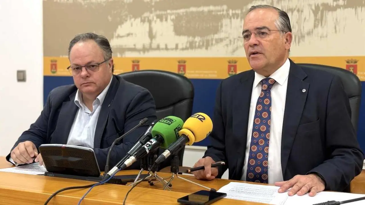 El alcalde de Talavera de la Reina (Toledo), Jos&eacute; Juli&aacute;n Gregorio (d), informa en rueda de prensa sobre el Presupuesto para 2026