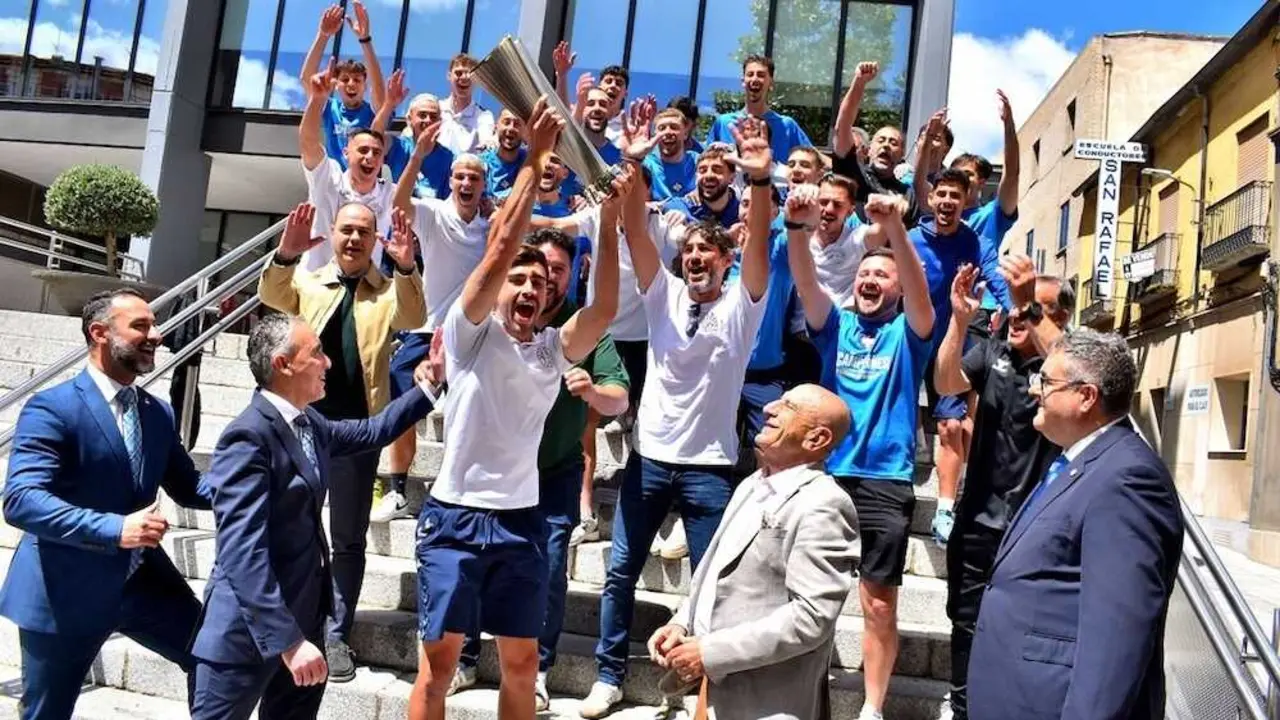 Puertollano (Ciudad Real) rinde tributo al Calvo Sotelo por su gesta y el ascenso
