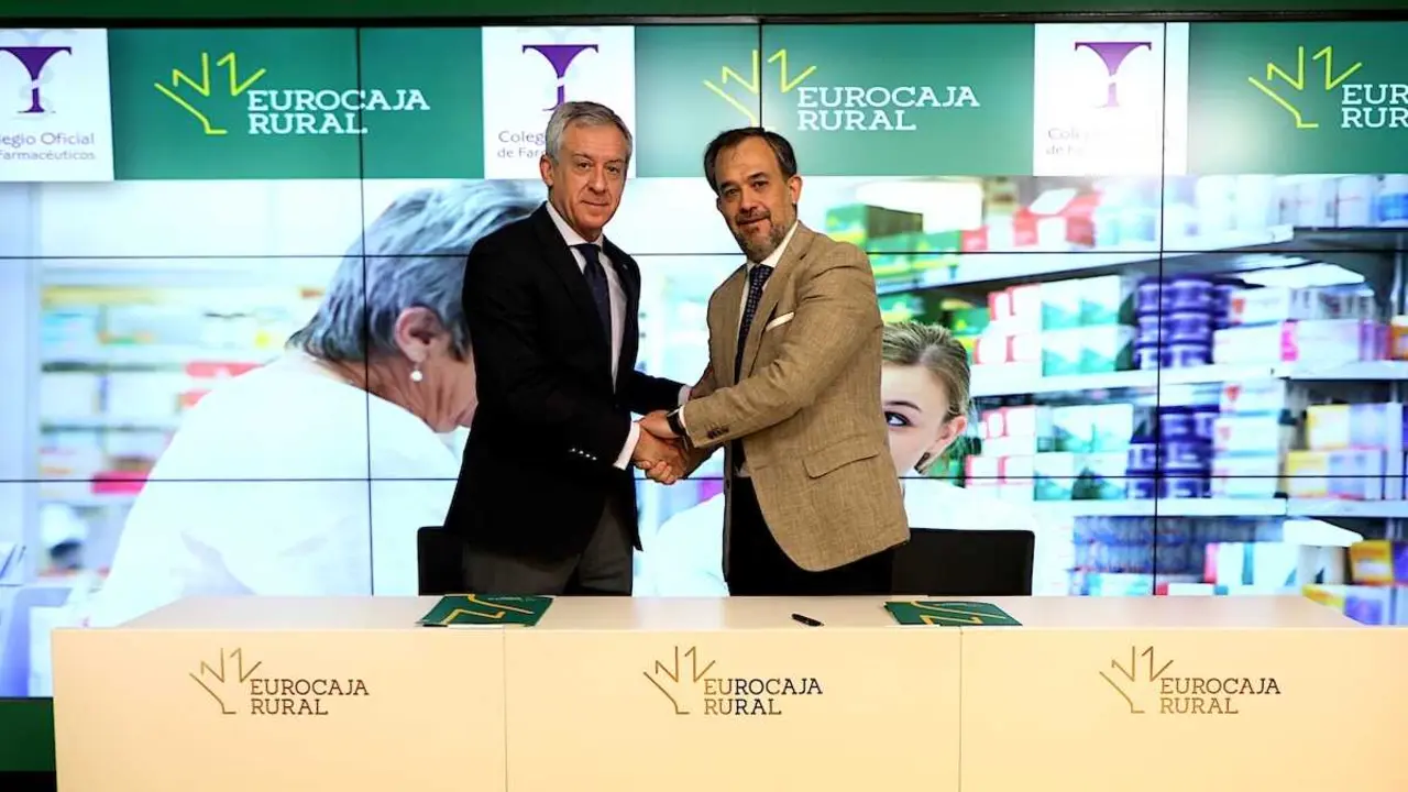 El presidente de Eurocaja Rural, Javier L&oacute;pez Mart&iacute;n, y el presidente del Colegio Oficial de Farmac&eacute;uticos de Toledo, Francisco Javier Jimeno Gil.