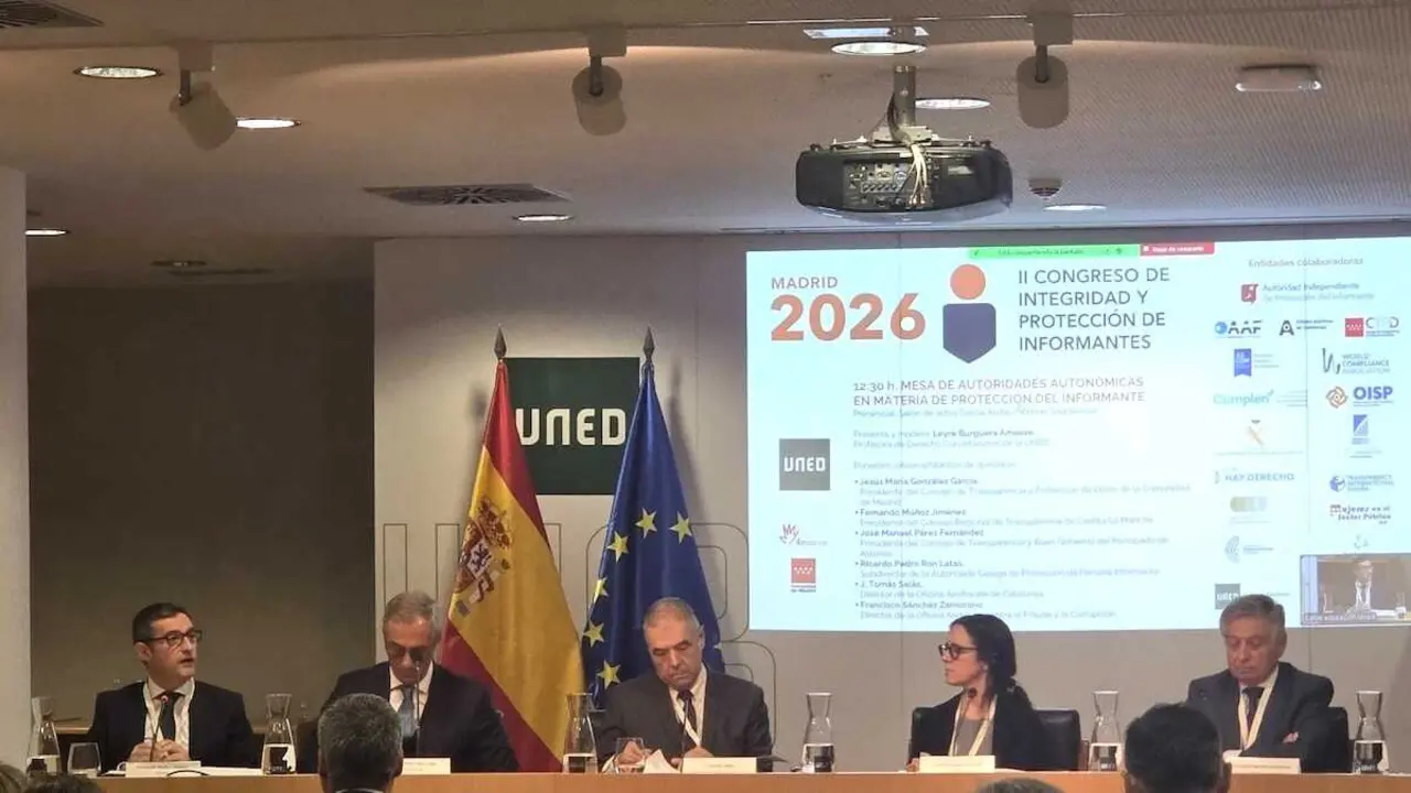 Fernando Mu&ntilde;oz Jim&eacute;nez (i), presidente del Consejo Regional de Transparencia y Buen Gobierno de Castilla-La Mancha, interviene en el II Congreso de Integridad y Protecci&oacute;n de Informantes que acoge la UNED.