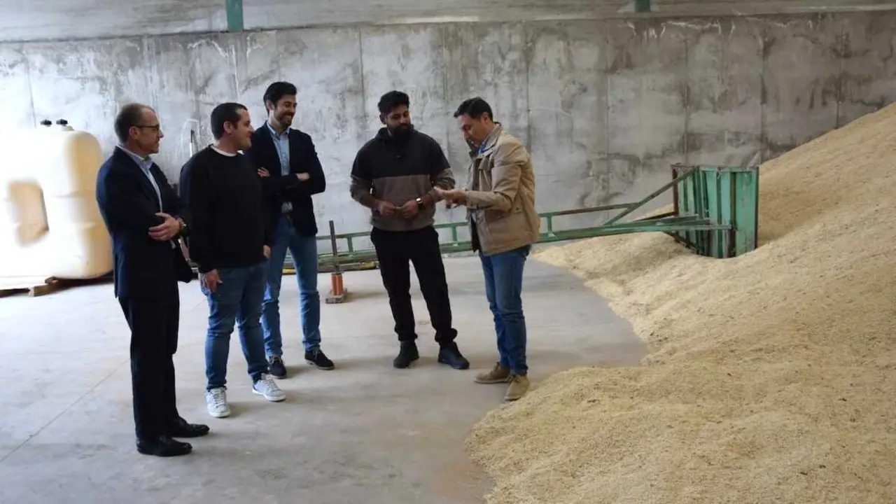 El presidente de la Diputaci&oacute;n de Cuenca, &Aacute;lvaro Mart&iacute;nez Chana, en Villar de Olalla visitando a un aut&oacute;nomo beneficiario de las ayudas