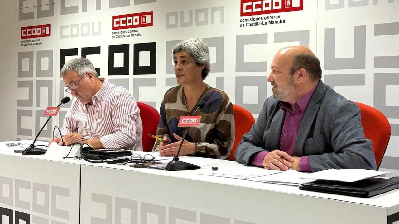 La secretaria general de la Federaci&oacute;n de Servicios de CCOO CLM, Sagrario Mancebo (c); el responsable de Acci&oacute;n Sindical de esa federaci&oacute;n, Santiago Zafrilla (d); y el secretario de Acci&oacute;n Sindical de CCOO CLM, &Aacute;ngel Le&oacute;n (i)