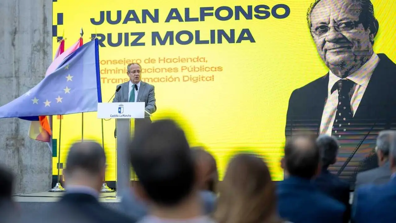 El consejero de Hacienda, Administraciones P&uacute;blicas y Transformaci&oacute;n Digital, Juan Alfonso Ruiz Molina, durante la inauguraci&oacute;n en Toledo de la jornada sobre ciberseguridad &lsquo;CiberReg CLM'