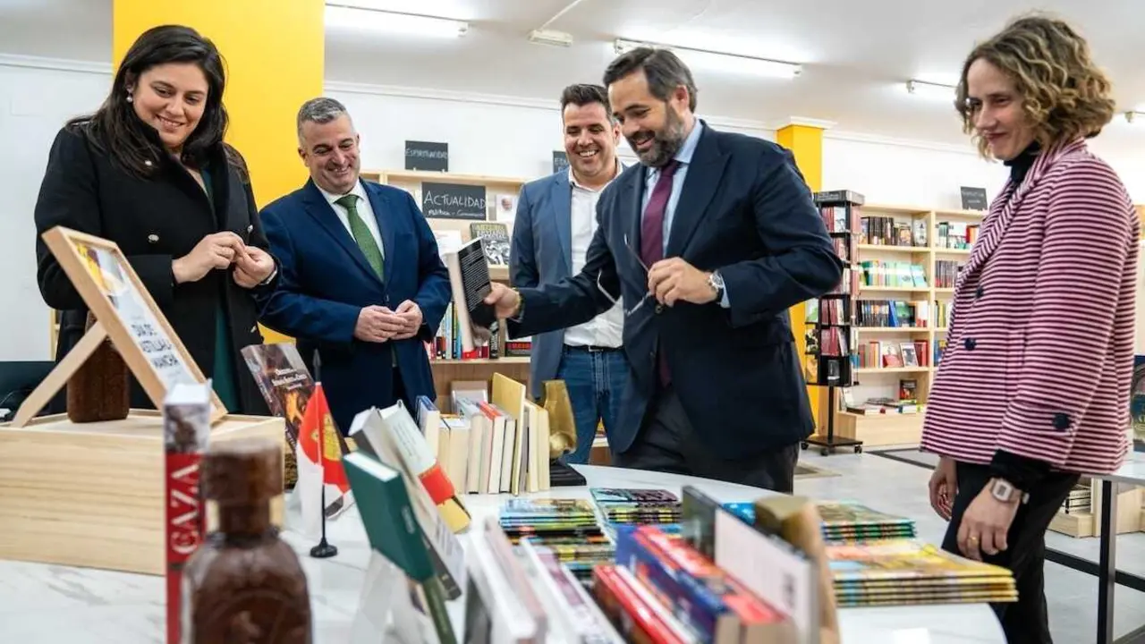 El presidente del Partido Popular de Castilla-La Mancha, Paco N&uacute;&ntilde;ez, durante su visita a la librer&iacute;a 'El Girasol' de Cuenca