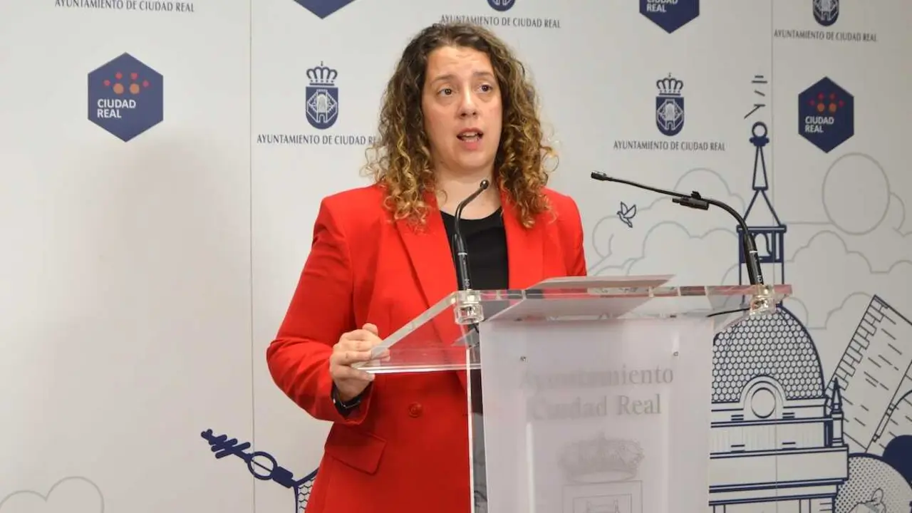 La portavoz del PSOE en el Ayuntamiento de Ciudad Real, Sara Mart&iacute;nez, en rueda de prensa