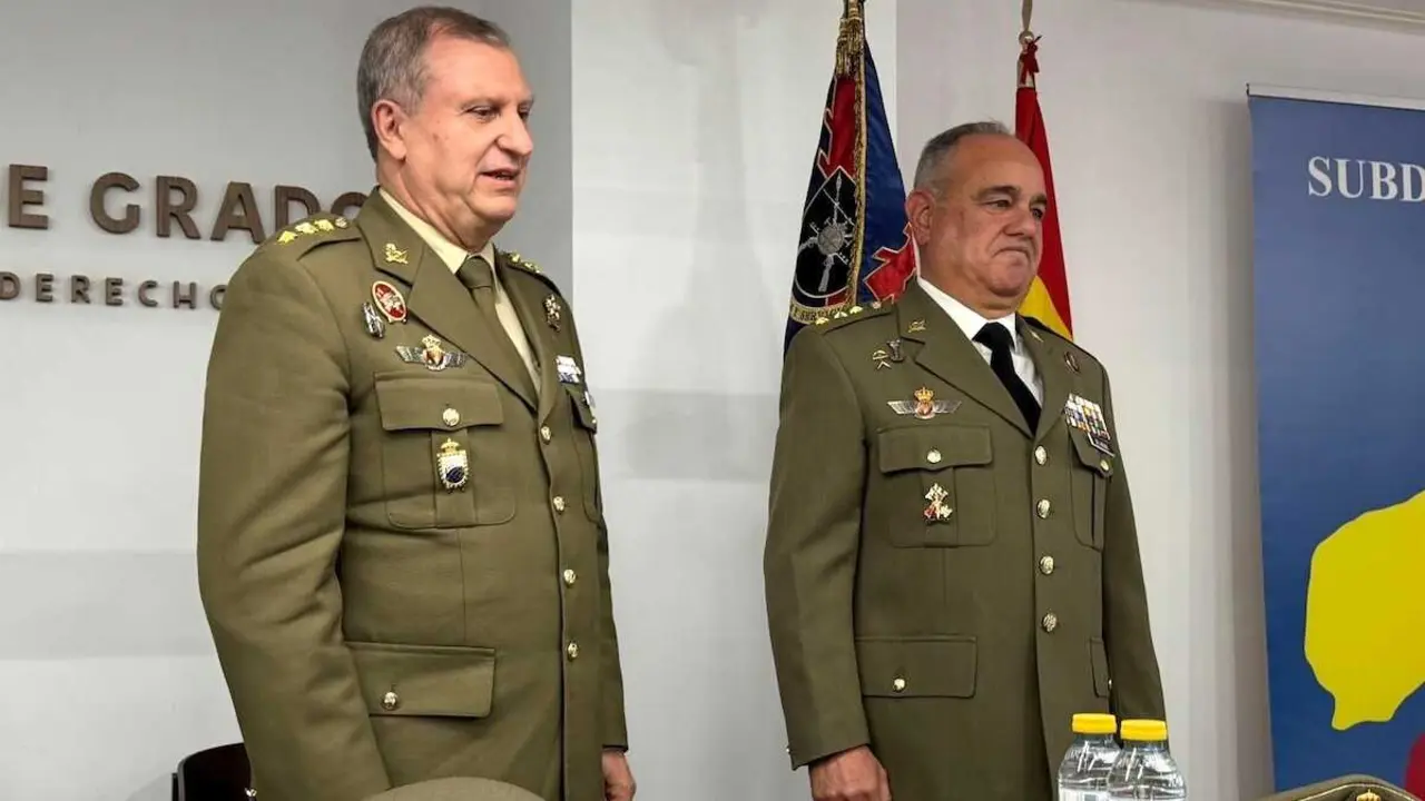 El subdelegado de Defensa en Ciudad Real, Juan Manuel del Hierro, y el delegado en Castilla-La Mancha, Juan Luis Vizuete - EP