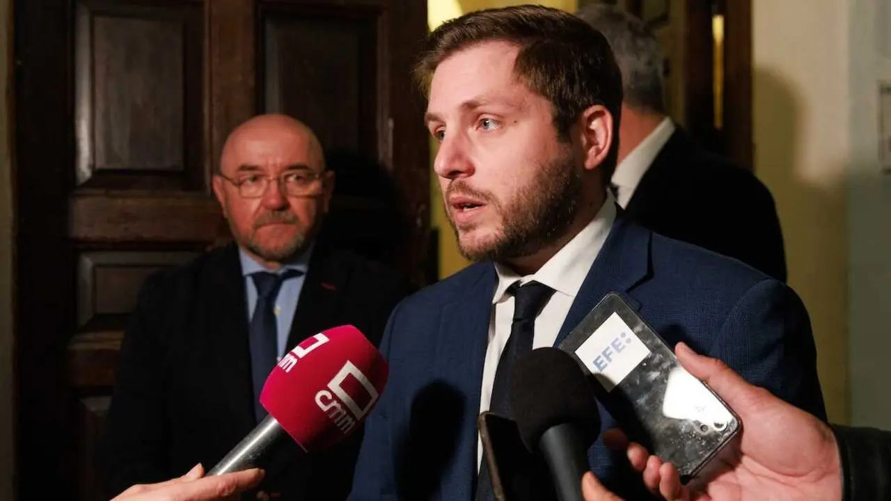 El consejero de Fomento, Nacho Hernando, atiende a los medios de comunicaci&oacute;n antes de asistir al acto conmemorativo del 182&ordm; Aniversario de la fundaci&oacute;n de la Guardia Civil que se celebra en el Convento de San Pedro M&aacute;rtir de Toledo