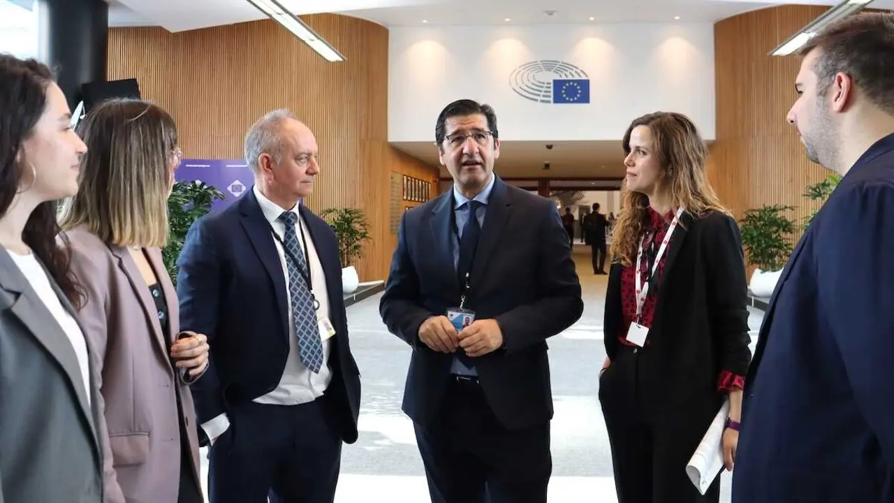 La Junta refuerza las becas europeas: m&aacute;s estancia y 1.320 euros