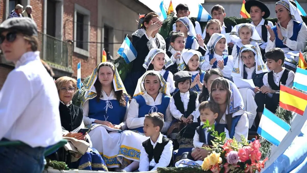 Unos 2.500 participantes, 14 carrozas y 340 caballos en desfile de San Isidro en Talavera de la Reina (Toledo)
