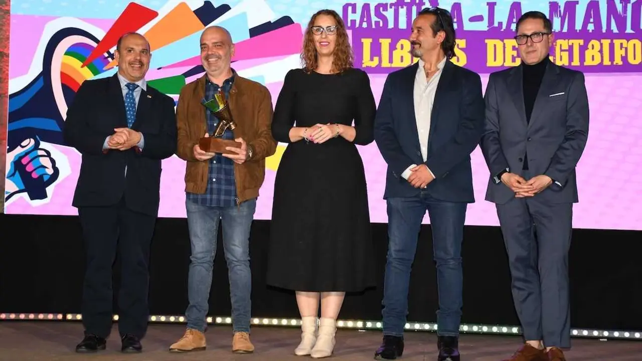 Integrantes del equipo directivo de la Escuela de Arte de Toledo recogen el reconocimiento contra la LGTBIfobia, otorgado por el Gobierno de Castilla-La Mancha.