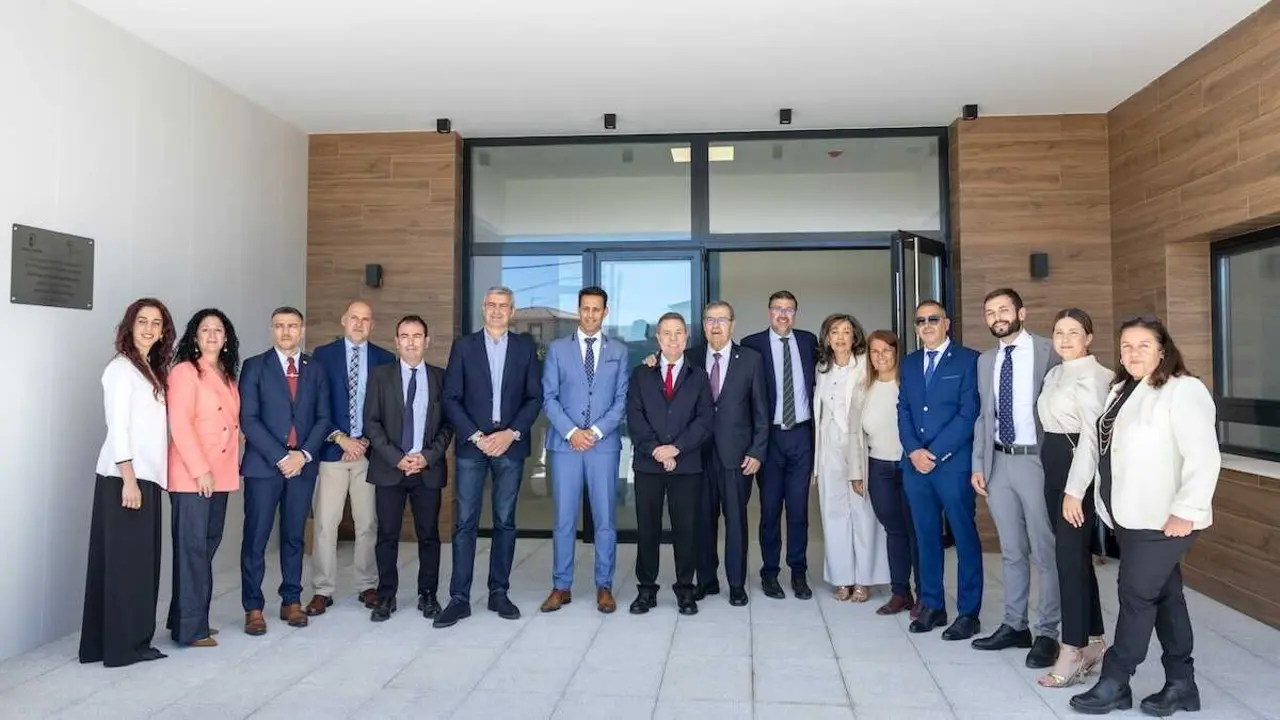 El presidente de Castilla-La Mancha, Emiliano Garc&iacute;a-Page, inaugura la nueva escuela infantil de Velada (Toledo)