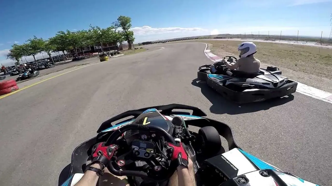 En la imagen de archivo dos usuarios en el circuito de karts de Chinchilla de Monte-Arag&oacute;n (Albacete)