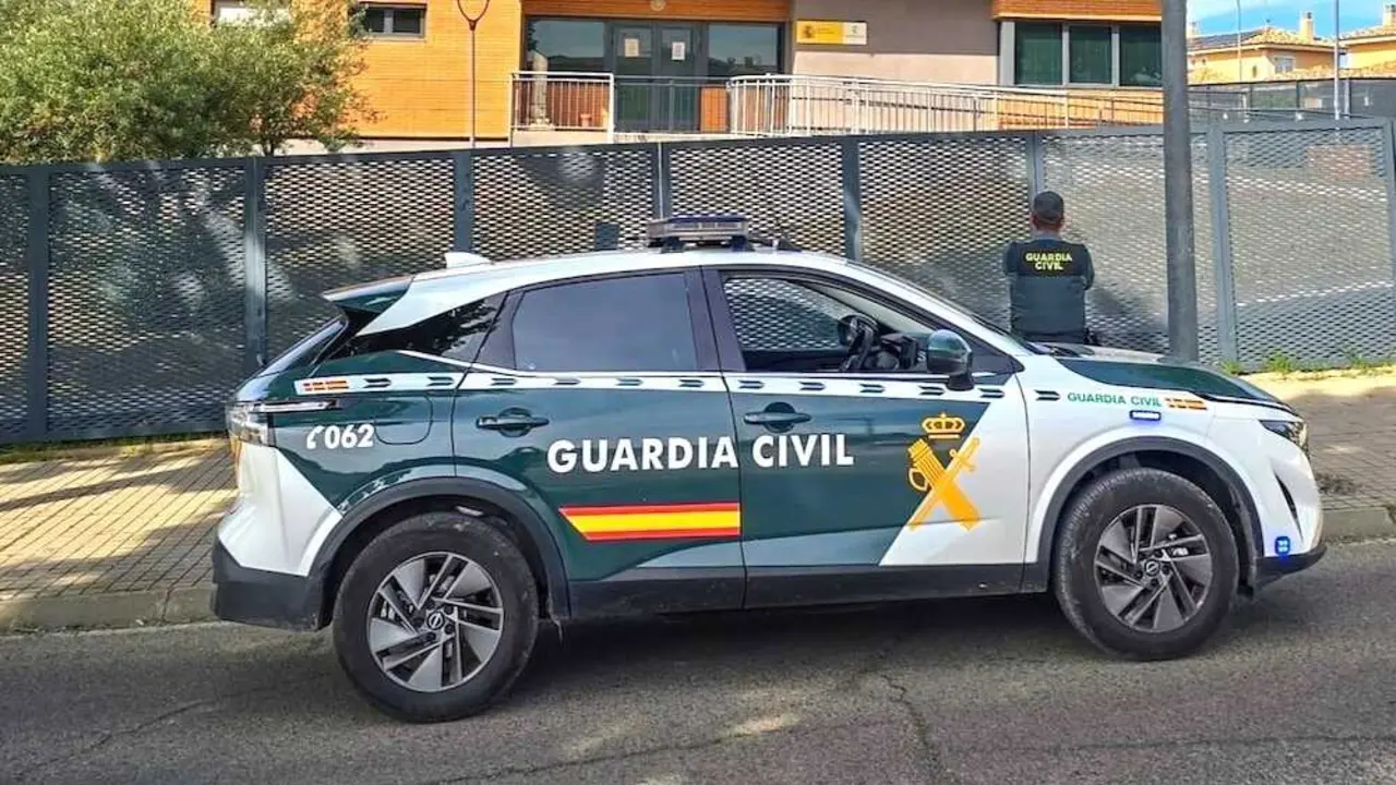 El la imagen una patrulla de la Guardia Civil en el cuarte de El Casar (Guadalajara)