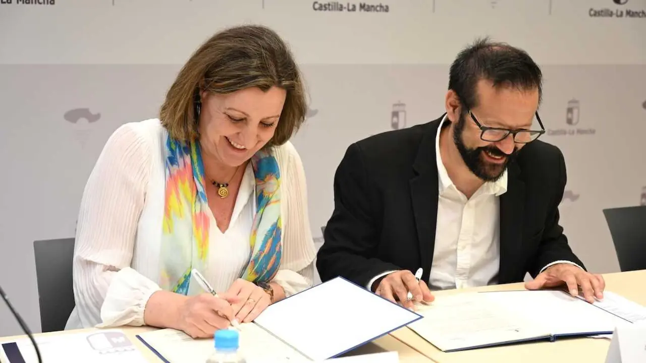La consejera de Econom&iacute;a, Empresas y Empleo, Patricia Franco, firma el convenio para el desarrollo del programa Hubs de Activaci&oacute;n de la Empleabilidad 2026-2027 con la Fundaci&oacute;n Santa Mar&iacute;a la Real.