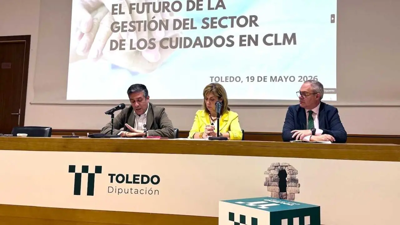 El secretario general de CCOO Castilla-La Mancha, Javier Ortega (i), durante su intervenci&oacute;n en la jornada