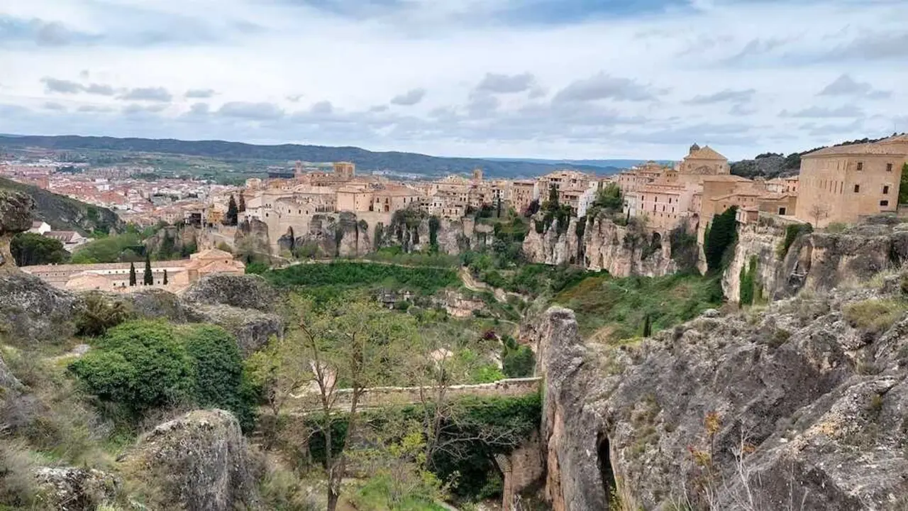 En la imagen de archivo una vista panor&aacute;mica de la ciudad de Cuenca y la Hoz del r&iacute;o Huecar