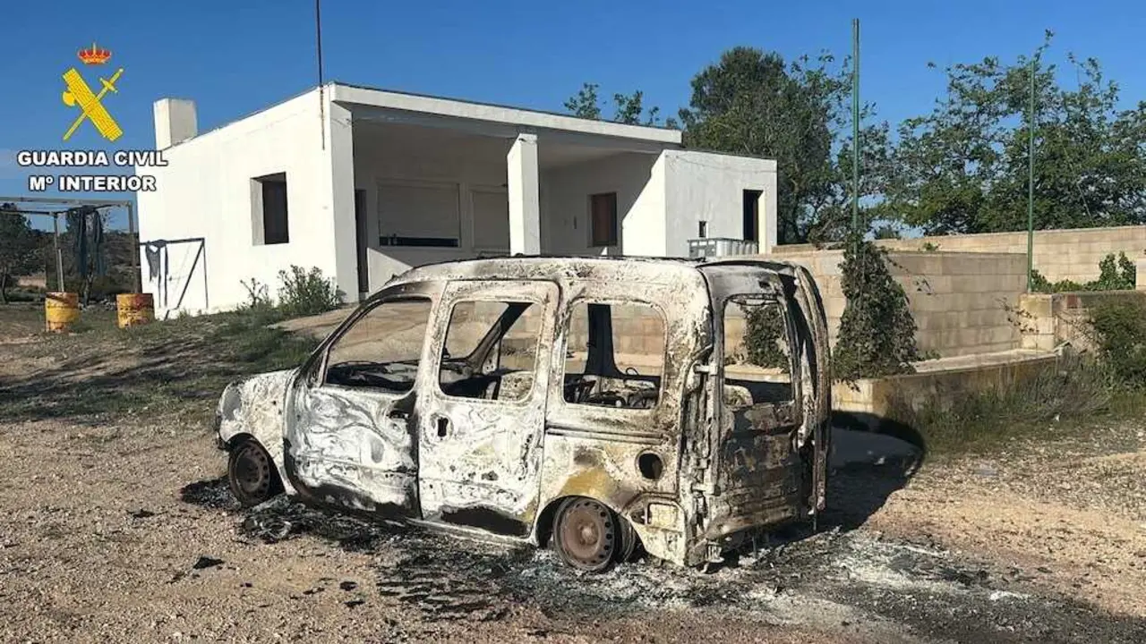 Cuatro detenidos en Caudete (Albacete) por robar una furgoneta y quemarla