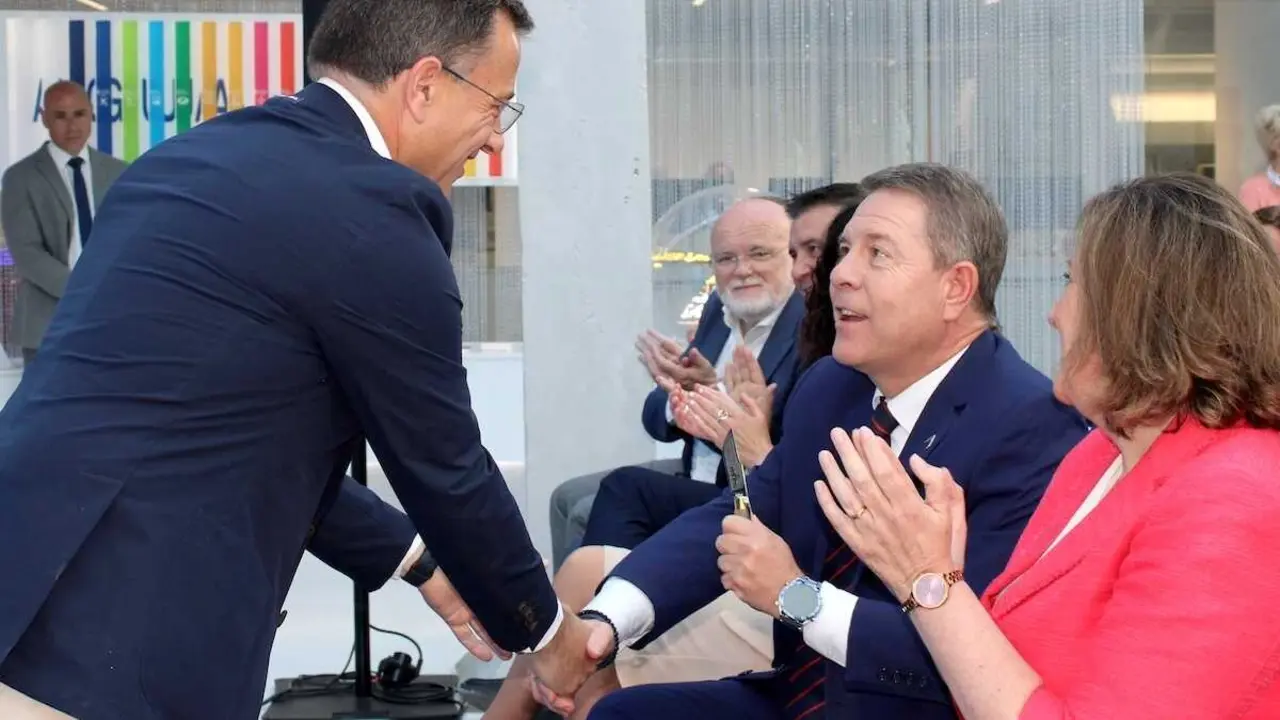 El alcalde de Albacete, Manuel Serrano, saluda al presidente de Castilla-la Mancha, Emiliano Garc&iacute;a-Page