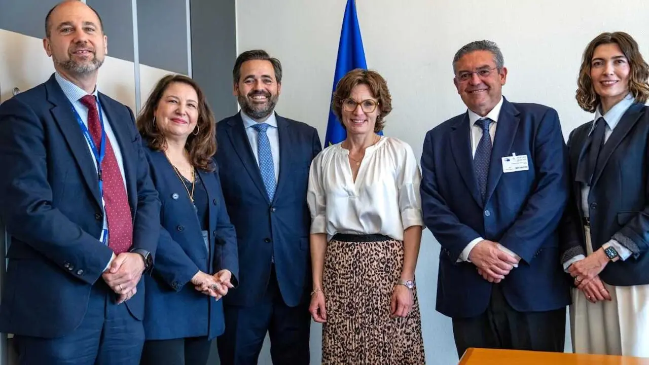El presidente del PP de Castilla-La Mancha, Paco N&uacute;&ntilde;ez, se ha reunido en Estrasburgo con la comisaria de Medio Ambiente, Resiliencia H&iacute;drica y Econom&iacute;a Circular Competitiva, Jessika Roswall.