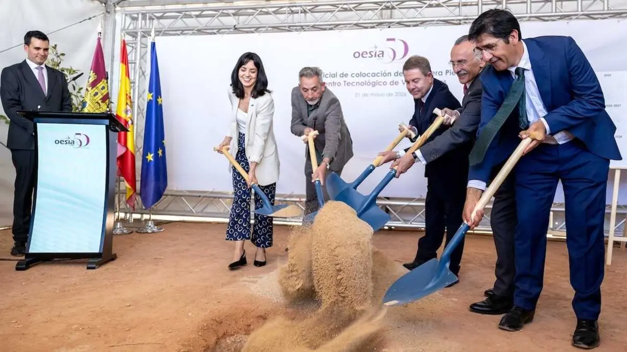 El presidente de Castilla-La Mancha, Emiliano Garc&iacute;a-Page, pone en Valdepe&ntilde;as (Ciudad Real), la primera piedra de la modernizaci&oacute;n del Centro Tecnol&oacute;gico del Grupo Oesia.