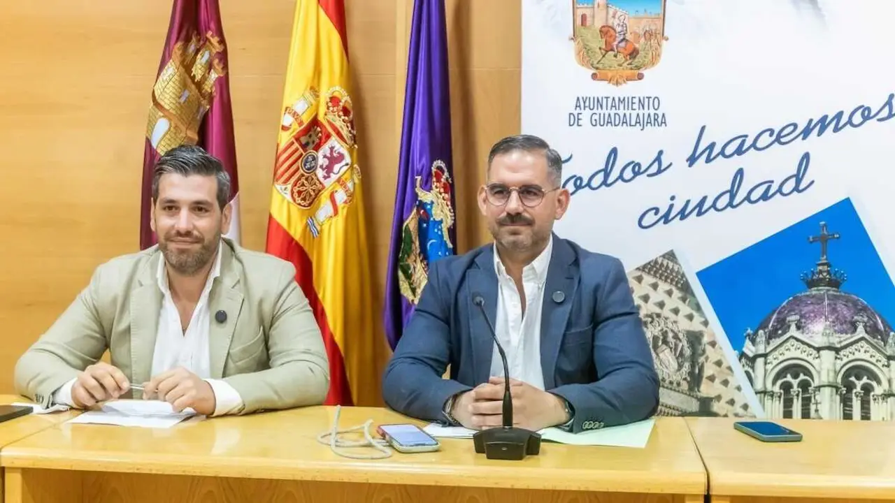 El tercer teniente de alcalde y concejal de Infraestructuras y Movilidad, Santiago L&oacute;pez Pomeda (d), y el edil de Medio Ambiente, Jos&eacute; Luis Alguacil (i).