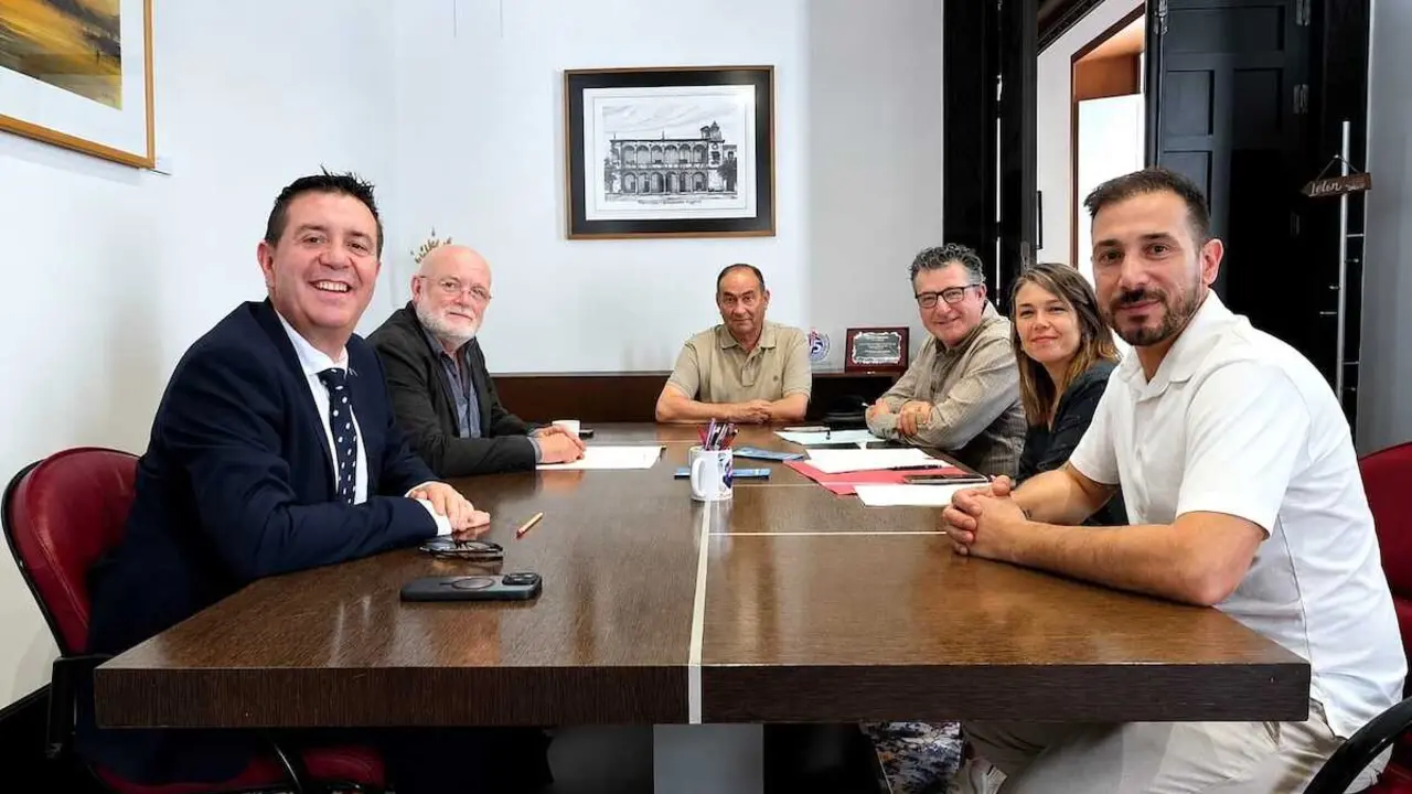 Junta y Diputaci&oacute;n defienden las navajas de Albacete en la calle