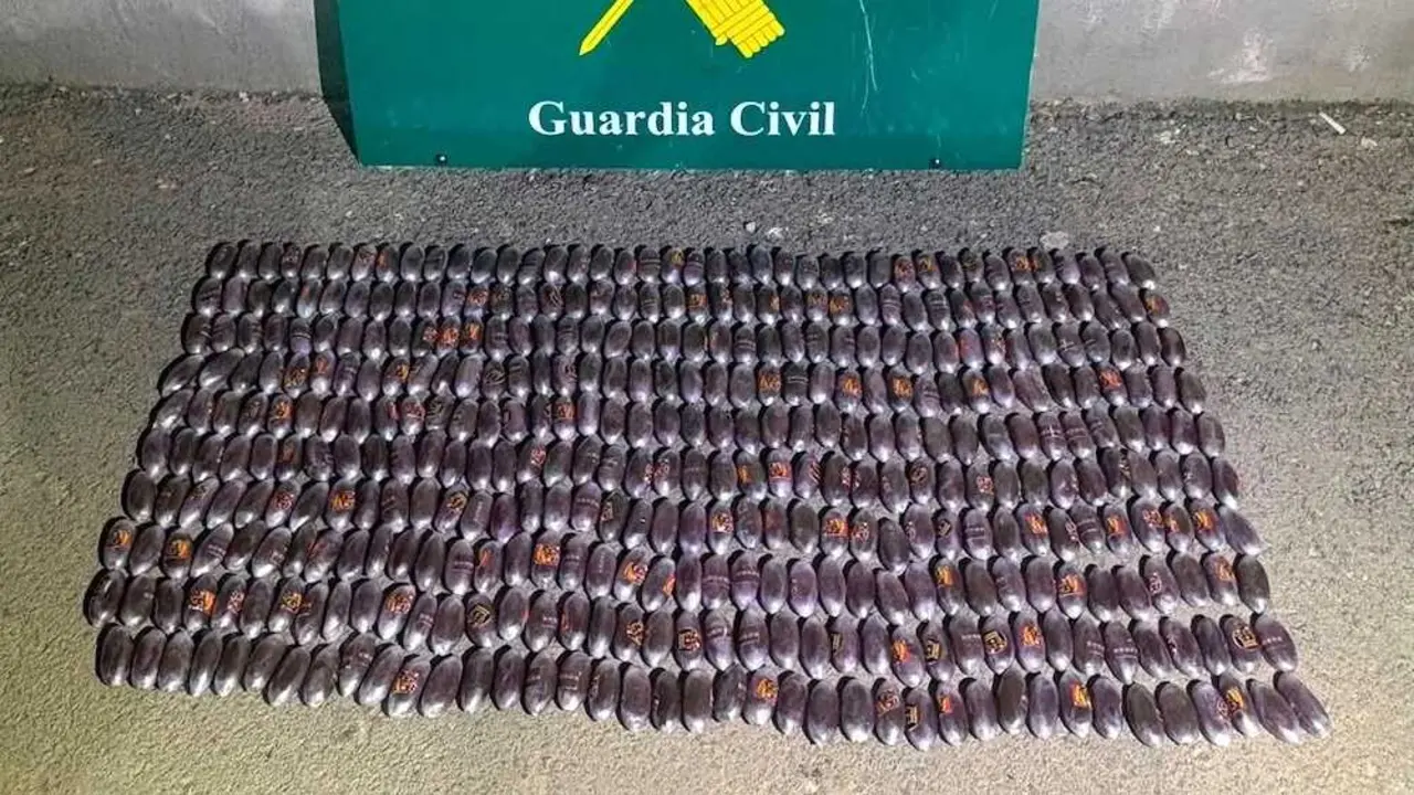 Intervienen 400 bellotas de hach&iacute;s ocultas en un coche en Oca&ntilde;a (Toledo)