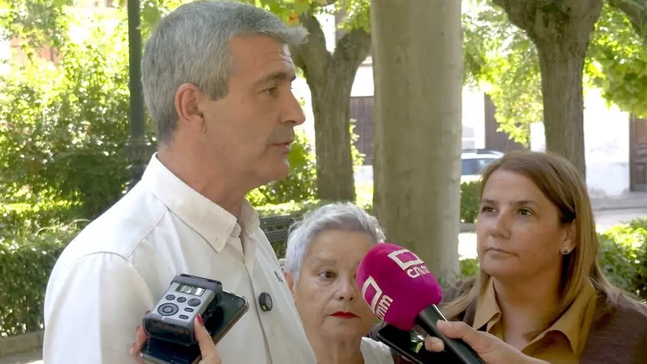 El secretario general del PSOE de la provincia de Toledo, &Aacute;lvaro Guti&eacute;rrez, atendiend a los medios este s&aacute;bado en Espinoso del Rey (Toledo)