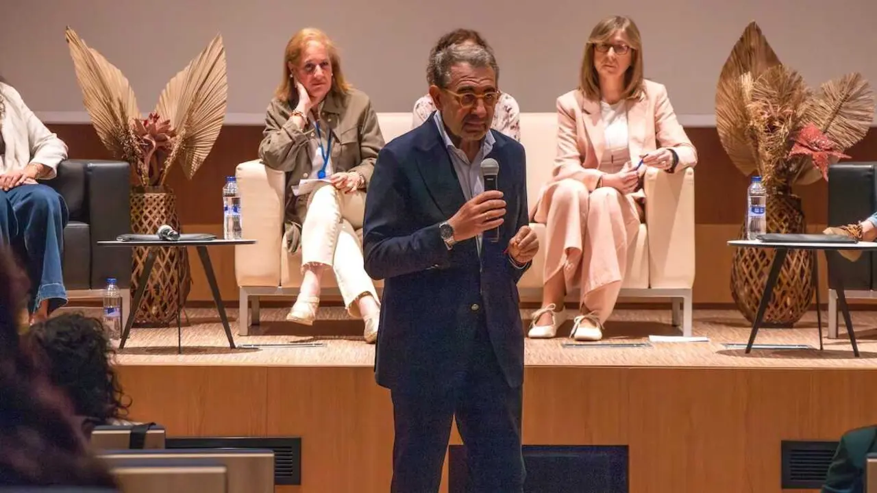 Sanitarios y adolescentes analizan el sue&ntilde;o y las ETS en el Hospital Universitario de Toledo. En la imagen el consejero de Sanidad, Jes&uacute;s Fern&aacute;ndez Sanz, durate su participaci&oacute;n en el encuentro.