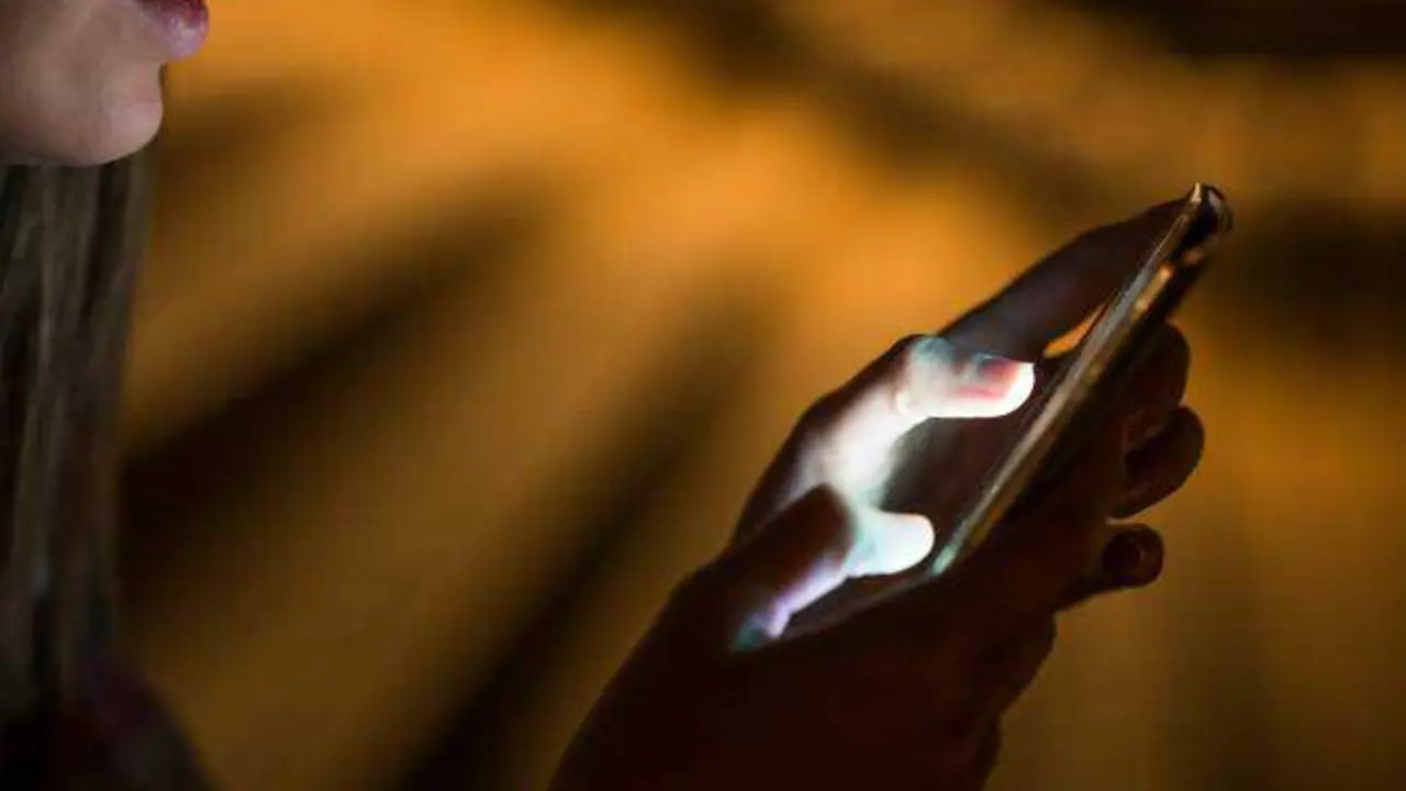 As&iacute; utilizan la inteligencia artificial para estafar en compras y pedidos, m&oacute;vil, mensaje, estafa, ciberestafa