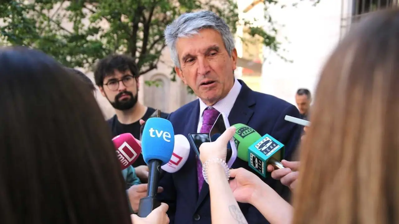 El delegado del Gobierno en Castilla-La Mancha, Jos&eacute; Pablo Sabrido, atendiendo a los medios este lunes en Toledo.