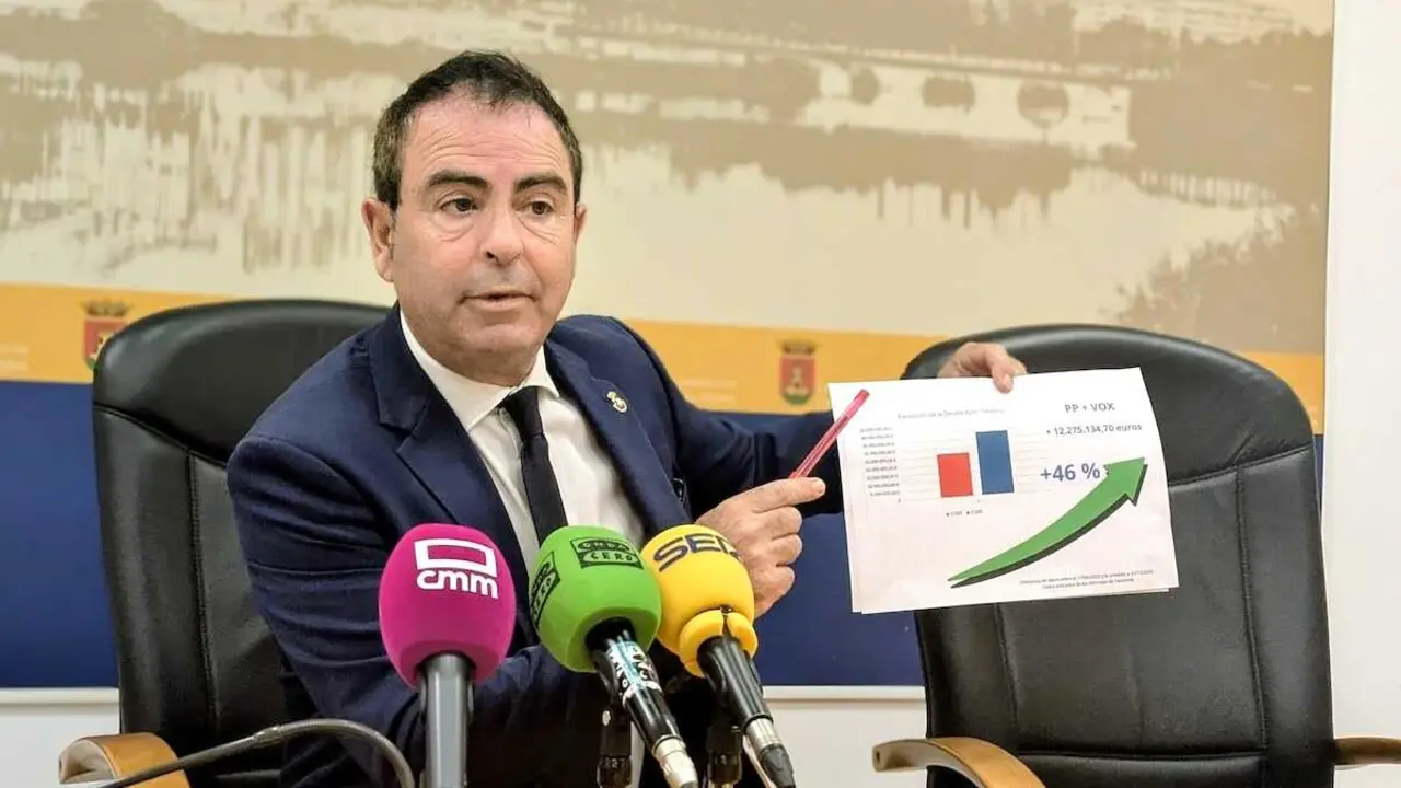 El portavoz del PSOE en el Ayuntamiento de Talavera de la Reina (Toledo), Jos&eacute; Guti&eacute;rrez, durante la rueda de prensa que ha ofrecido