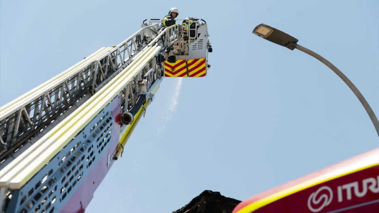 En la imagen de archivo Bomberos trabajando en la extinci&oacute;n de un incendio en una nave industrial.