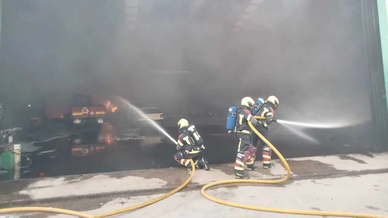 Un incendio en Villanueva de Alcardete (Toledo) afecta a dos naves agr&iacute;colas