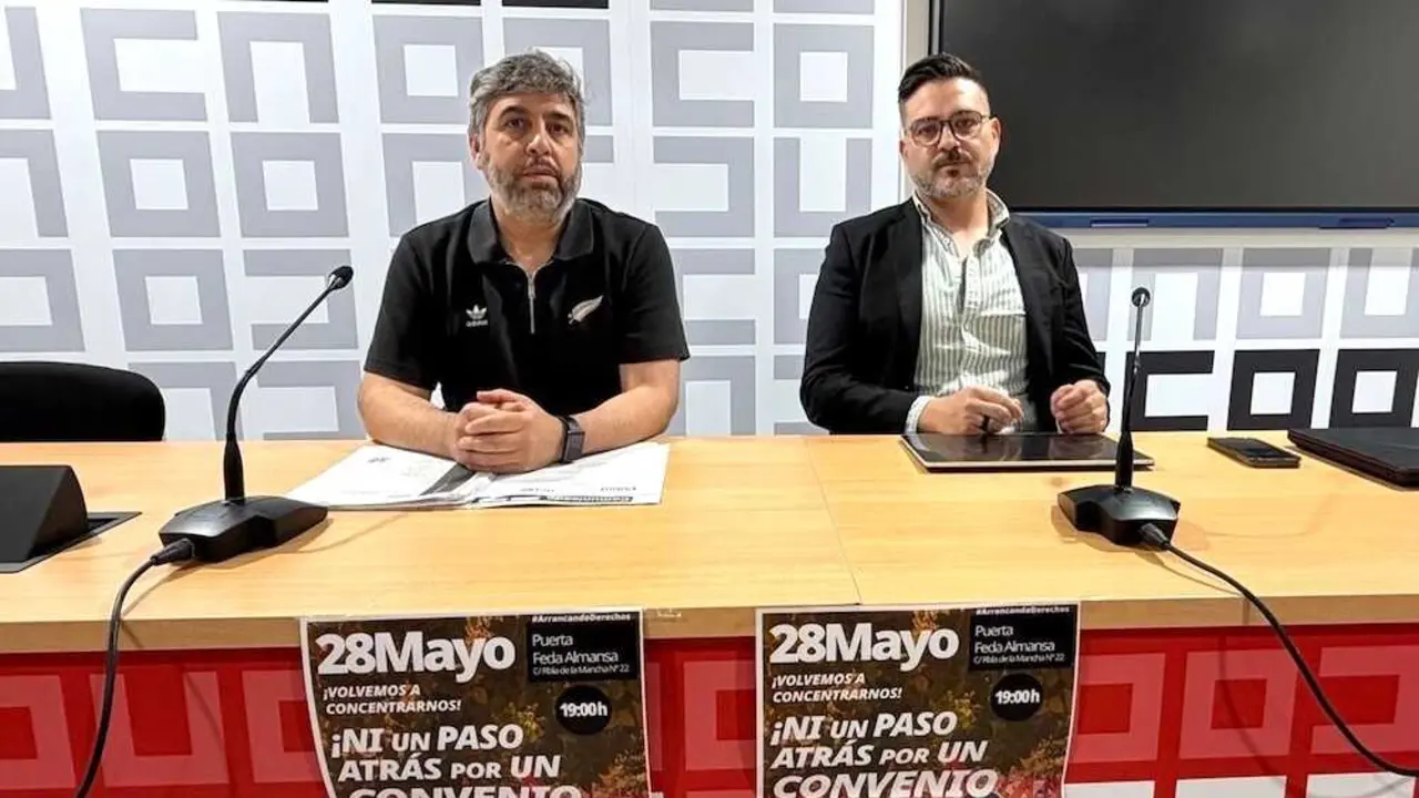 El secretario regional de CCOO Industria Castilla La Mancha, Juan Antonio Cuevas, y Carlos Naval&oacute;n, miembro de la mesa negociadora en representaci&oacute;n de Almansa.