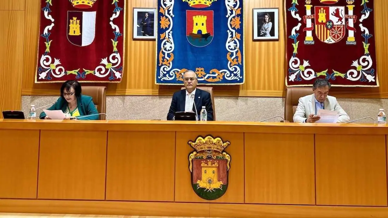 El alcalde de Talavera de la Reina (Toledo), Jos&eacute; Juli&aacute;n Gregorio, preside la sesi&oacute;n extraordinaria del Pleno