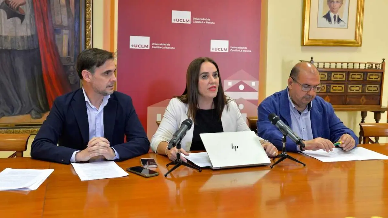 La vicerrectora de Estudiantes y Empleabilidad, Amaya Romero (c), ha informado en rueda de prensa sobre la PAU en la UCLM.